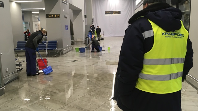 В аэропорту Храброво прорвало трубу системы пожаротушения