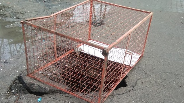 В Калининграде возле школы №10 провалился асфальт (фото)