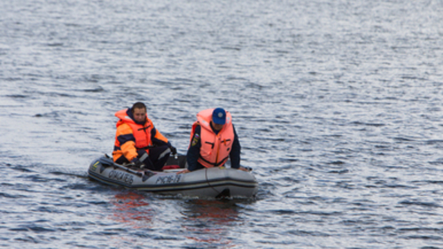 Водолазов сменили сотрудники МЧС на моторной лодке: в Гвардейске продолжаются поиски мальчика, провалившегося под лёд Преголи