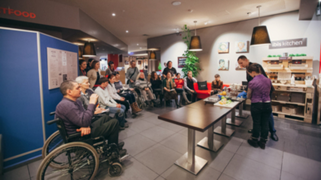 Тирамису и 140 друзей: зачем люди в инвалидных колясках приезжают на кухни лучших ресторанов Калининграда