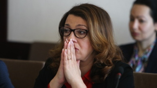Цветы и слёзы: как отреагировали чиновники на отставку Ярошука (фото)
