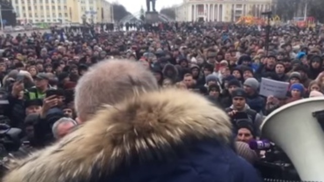 Кемеровчане во время митинга потребовали отставки властей из-за пожара в ТЦ