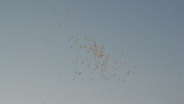 Жители региона запустили в небо тысячи белых шаров в память о жертвах трагедии в Кемерове (видео)
