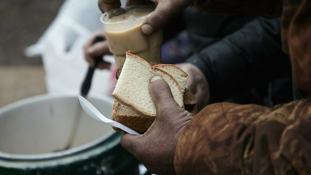 Суп и кусок хлеба: кто и почему в Калининграде каждый день кормит бездомных 