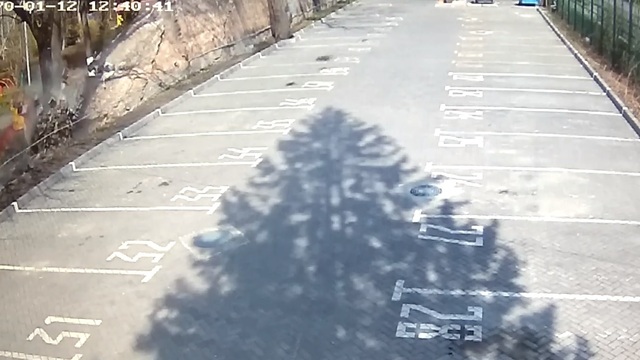 Появилось видео падения забора на детский сад на ул. Гостиной