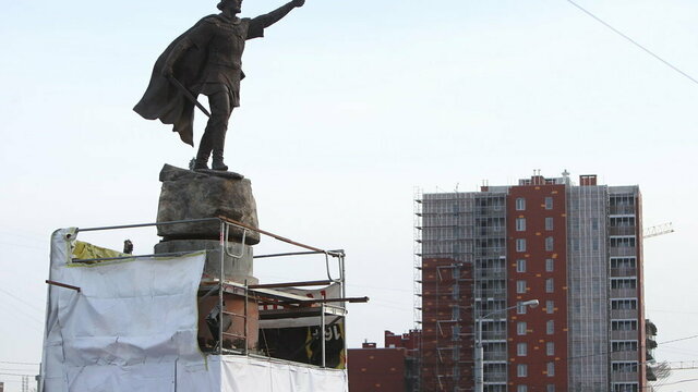 Во время открытия памятника Невскому движение по кольцу на пл. Василевского приостановят на несколько минут
