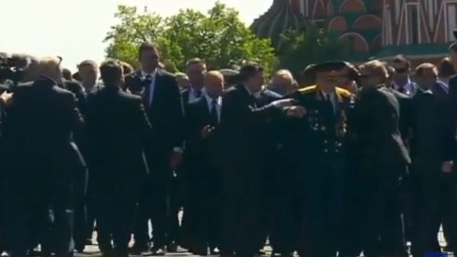 После Парада Победы охрана Путина оттолкнула от президента ветерана (видео)
