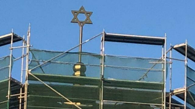 В Калининграде на синагогу установили шпиль со звездой Давида (фото)