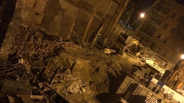 Очевидцы: В Калининграде рухнула ещё одна часть фасада Кройц-аптеки (фото)