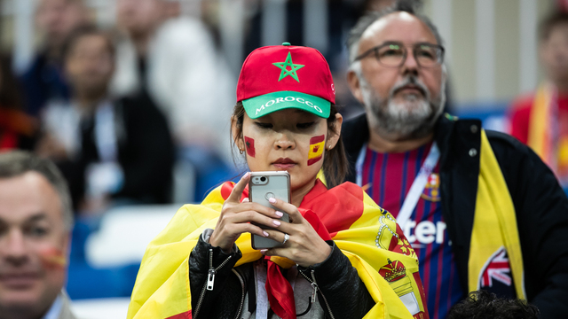 Флаги, телефоны, ноутбук: что забыли футбольные фанаты на стадионе 