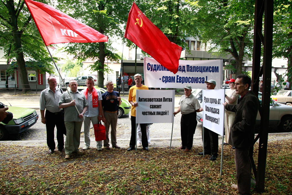 Консульство литвы в советске. Портреты возле литовского посольства в Калининграде.