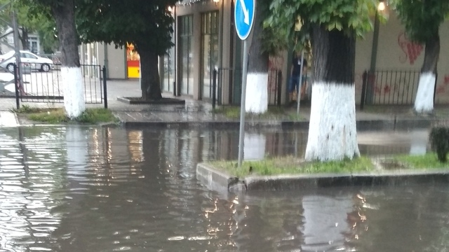Площадь у вокзала Зеленоградска затопило из-за дождя (фото)