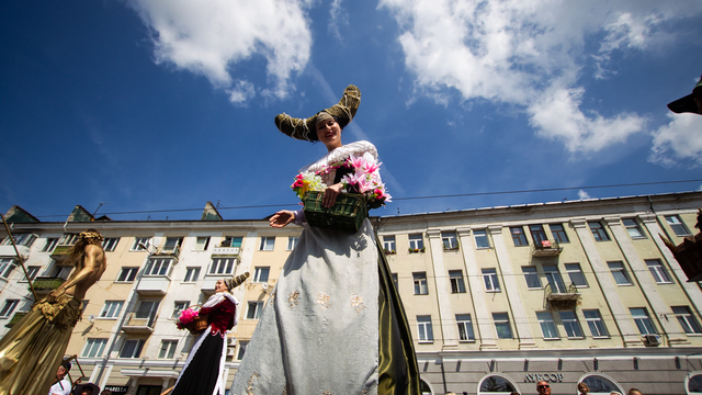 Конь оригами, земной шар и кораблики: в Калининграде состоялось театрализованное шествие (фото, видео)