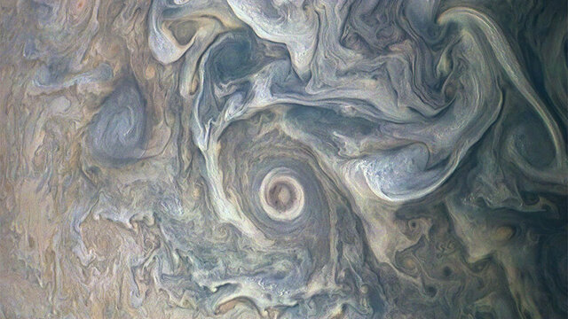 NASA показало необычные закрученные облака Юпитера (фото)