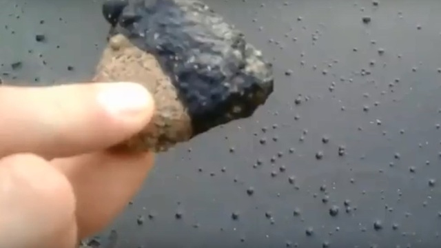 На озере Шенфлиз заметили угольную пыль на воде (видео)
