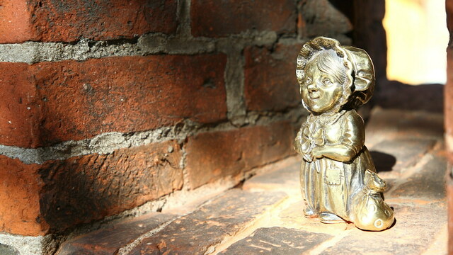 У входа в Музей янтаря установили мини-скульптуру бабушки-хомлина (фото)