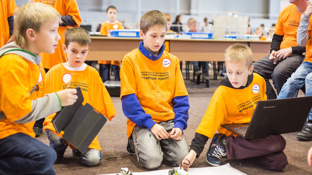 Понимают ли роботы язык жестов: в Калининграде особенные дети учатся программированию и выступают на турнирах