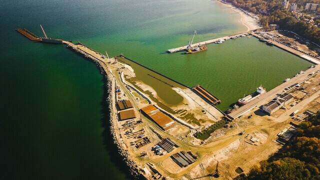 Как выглядит строительство порта в Пионерском с высоты (фото)