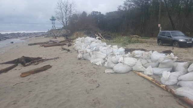 На Куршской косе сотрудники укрепили берег от шторма мешками с песком (фото, видео)