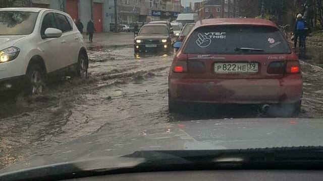 Отремонтированную ул. Нарвскую в Калининграде затопило после дождя (фото, видео)