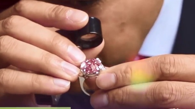 Уникальный розовый бриллиант в 19 карат продан на аукционе за рекордную сумму (видео)