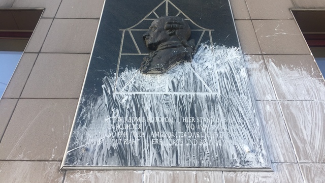 Вандалы облили краской мемориальную доску Канта на Ленинском проспекте (фото)
