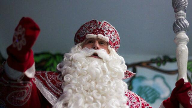 Перед Новым годом пассажиров в Храброво будет встречать Дед Мороз