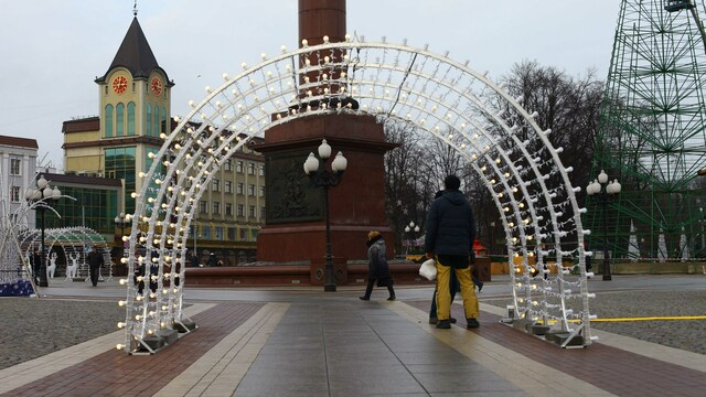 На площади Победы впервые монтируют новогодние инсталляции (фото)