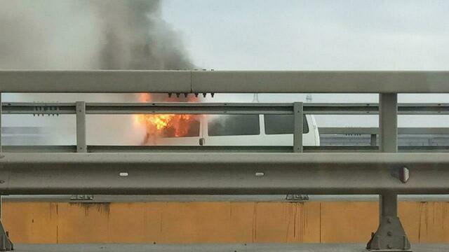 Очевидцы: на Берлинском мосту в Калининграде горит микроавтобус (фото, видео)