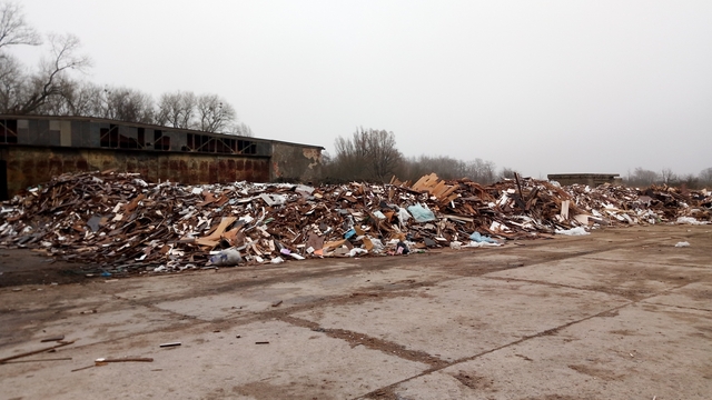 На заброшенном военном аэродроме Нивенский нашли свалку отходов производства мебели