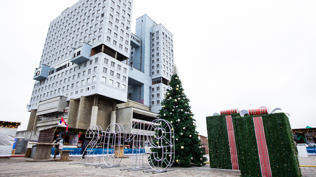 У Дома Советов открылись каток и рождественская ярмарка (фоторепортаж)