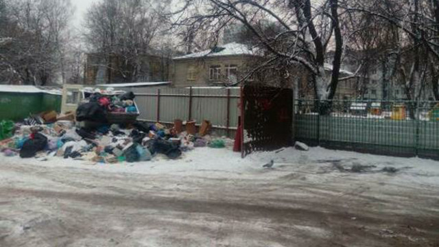 В Калининграде на ул.Пролетарской вход в детский сад завалили мусором (фото)