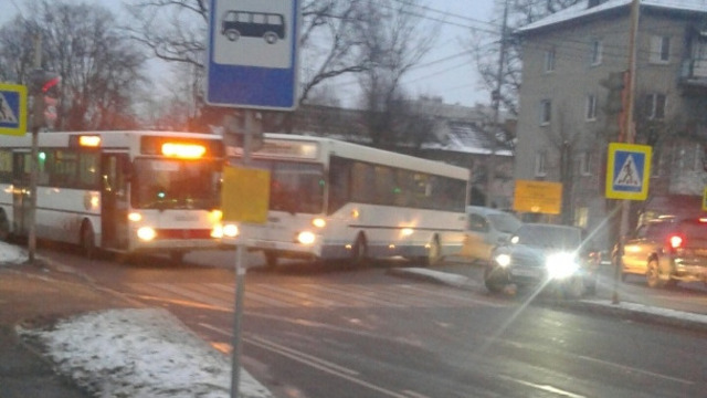 Улица Гагарина оказалась полностью заблокирована из-за столкнувшихся автобусов
