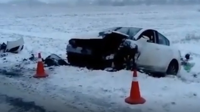 Под Зеленоградском лоб в лоб столкнулись Mazda и Ford, есть пострадавшие (видео) 