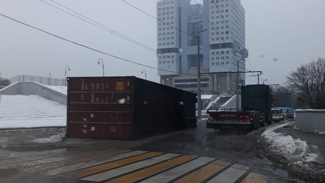 В Калининграде упавший с грузовика контейнер перекрыл проезд по Ленинскому проспекту (фото, видео)