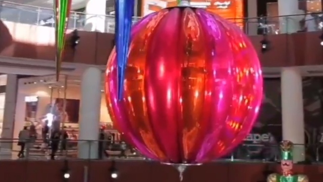 Торговый центр в Дубае украсили самым большим новогодним шаром в мире (видео)