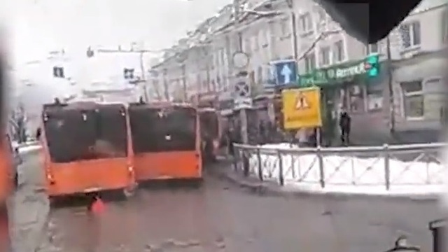 На остановке около Южного вокзала столкнулись три автобуса, образовалась пробка (видео) 