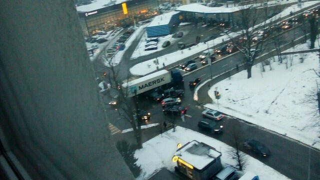 На ул. Гагарина столкнувшиеся фура и легковушка заблокировали движение (видео)