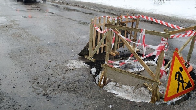 На улице Красной в Калининграде разрушился асфальт и провалился люк ливнёвки (фото)