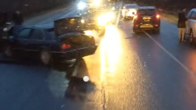 На Южном обходе в лобовую столкнулись Hummer и BMW (видео)