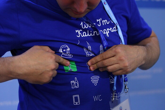 Ермак снял рубашку и показал футболку-переводчик для общения с туристами - Новости Калининграда | Фото: Александр Подгорчук / &quot;Клопс&quot;