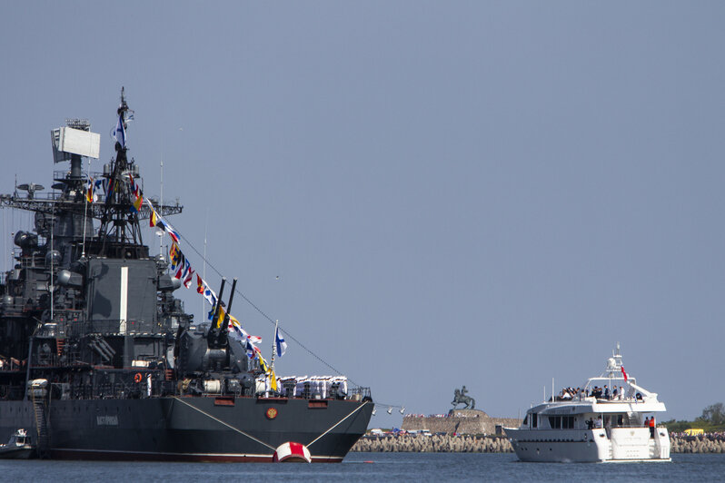 В Балтийске прошёл военно-морской парад в честь Дня ВМФ (фоторепортаж) - Новости Калининграда | Фото: Александр Подгорчук