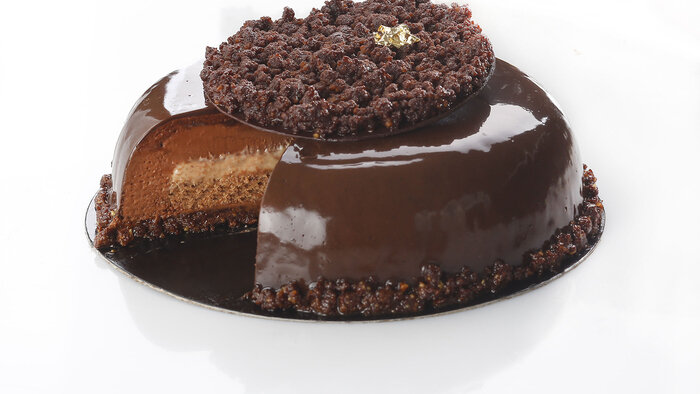Торт &quot;Шоколадный пекан&quot;. Не содержит глютен и лактозу.  Шоколадно-пекановый торт. Бисквит с пеканом, кремю с 70-процентным шоколадом, кремю с пеканом, кранч с пеканом и какао, мусс 70-процентный шоколад, зеркальная глазурь. 1100 руб. (780 г)