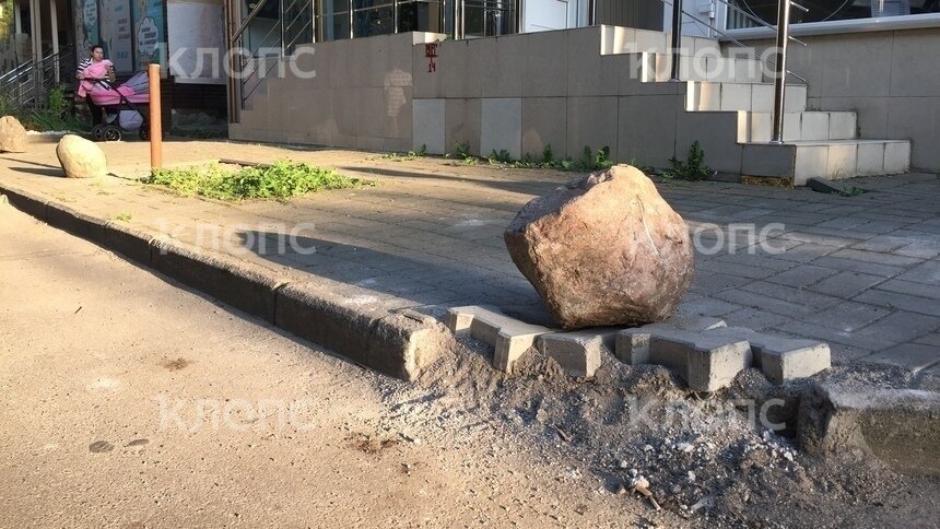 Десятилетний калининградец отремонтировал тротуар возле своего дома - Новости Калининграда | Александр Подгорчук / &quot;Клопс&quot;