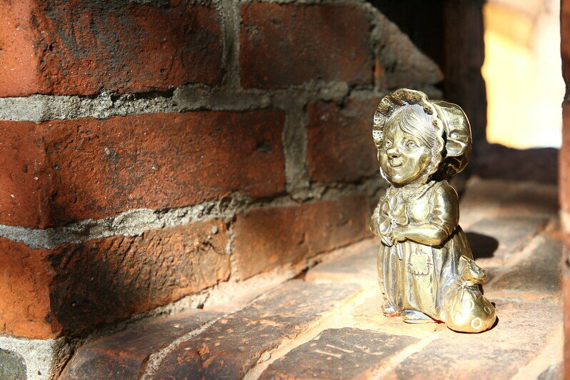У входа в Музей янтаря установили мини-скульптуру бабушки-хомлина (фото) - Новости Калининграда | Александр Подгорчук / &quot;Клопс&quot;