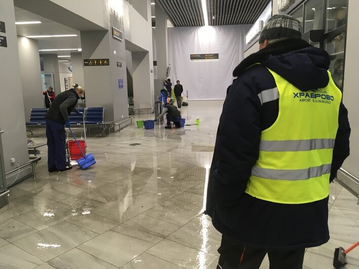 В аэропорту "Храброво" с потолка льёт вода, залы затоплены (обновлено) - Новости Калининграда
