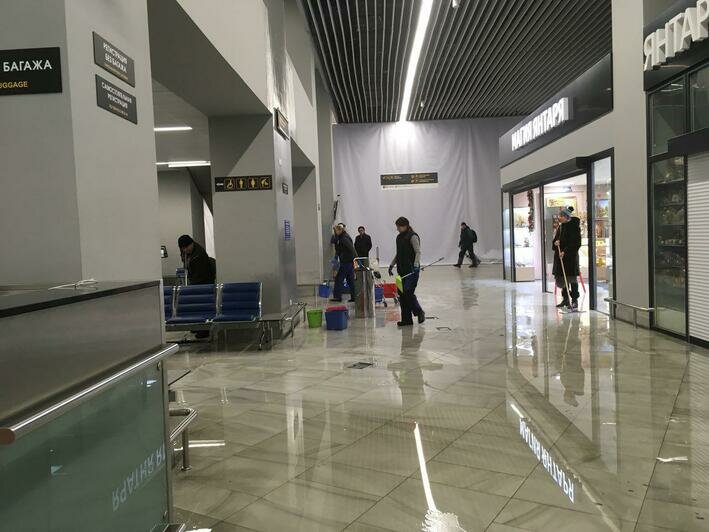В аэропорту "Храброво" с потолка льёт вода, залы затоплены (обновлено) - Новости Калининграда