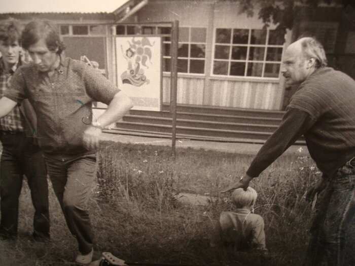 Оператор Игорь Фоминов (второй слева) и режиссёр Виталий Котовский (справа) во время съёмок сюжета | Фото: личный архив героя публикации