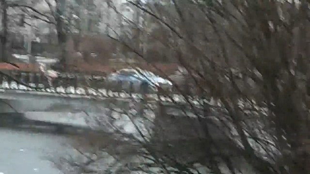 На Нижнем озере автомобиль ДПС проехал по пешеходному мосту (видео)