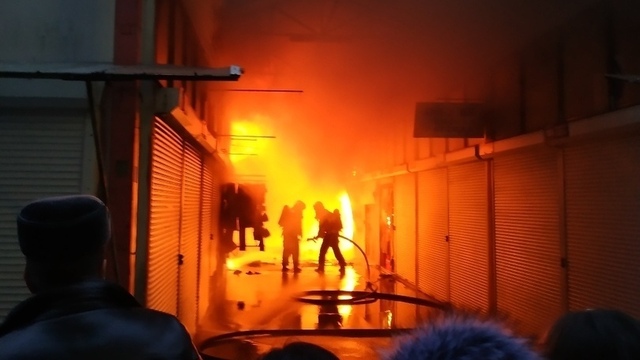 Очевидцы сняли на видео, как тушили пожар на рынке 